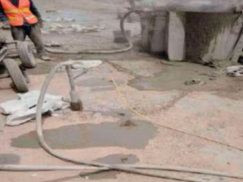 山根镇水泥混凝土路面板底注浆技术 路面脱空注浆整治方案