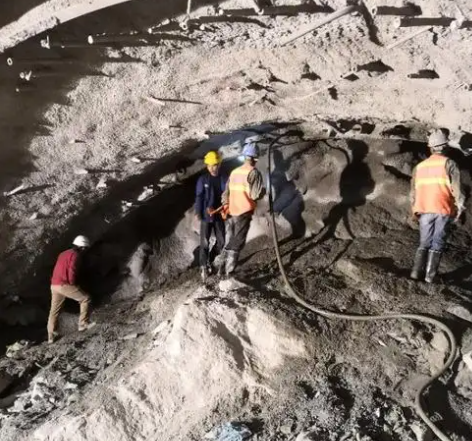 山根镇拱顶带模注浆料的施工流程及注意事项